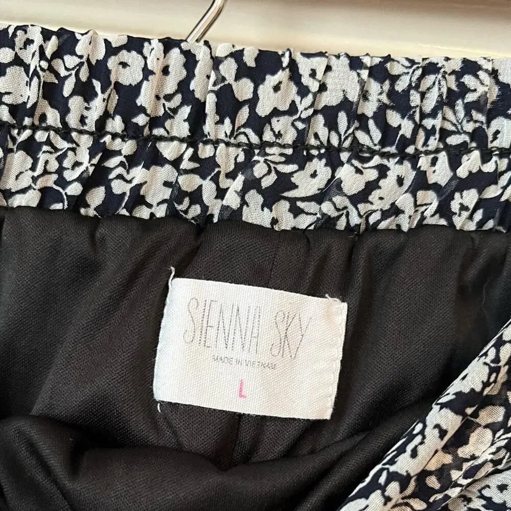 Sienna Sky Skirt Size Large - Picture 2 of 3